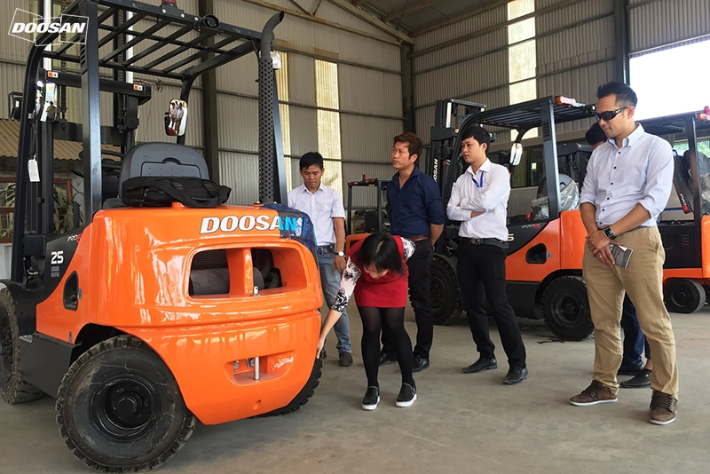 TST cùng chuyên gia Doosan IV Hàn Quốc khảo sát thị trường xe nâng Việt