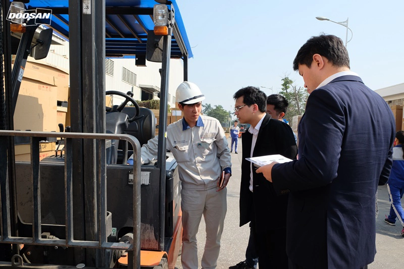 TST cùng chuyên gia Doosan IV Hàn Quốc khảo sát thị trường xe nâng Việt
