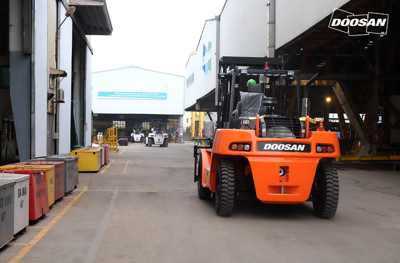 Bàn giao xe nâng hàng siêu tải trọng 11 tấn cho Doosan Vina Hải Phòng