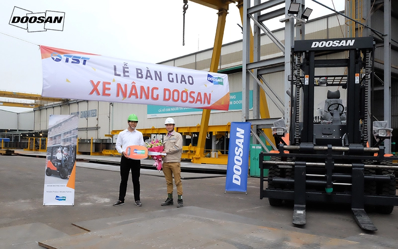 Bàn giao xe nâng hàng siêu tải trọng 11 tấn cho Doosan Vina Hải Phòng