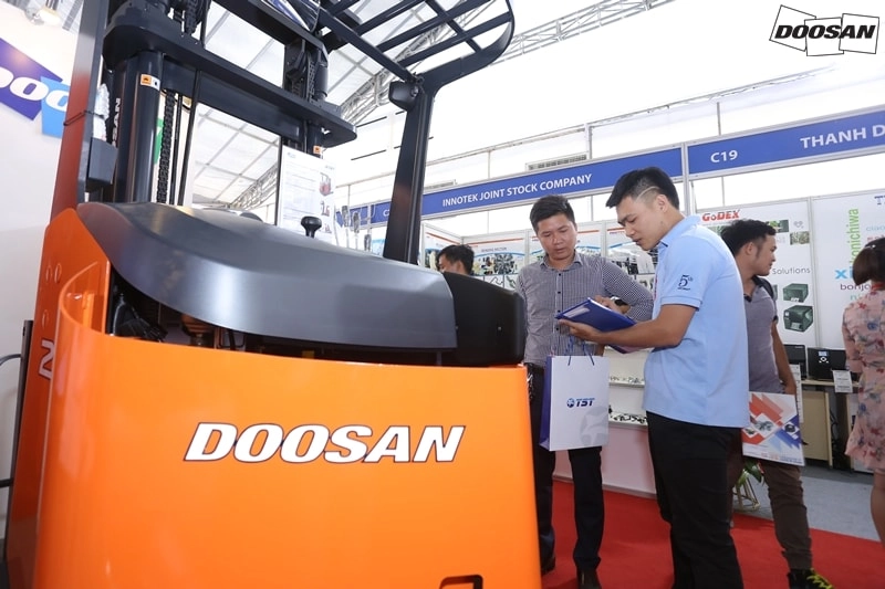 Gian hàng xe nâng Doosan rực rỡ trong ngày khai mạc VietMat 2018