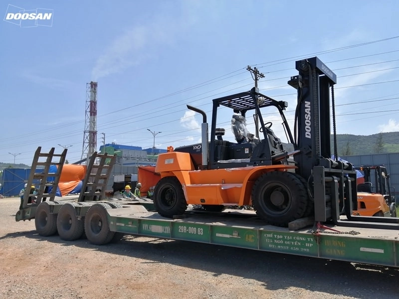 Bàn giao xe nâng tải trọng lớn cho dự án Nhiệt điện Nghi Sơn 2