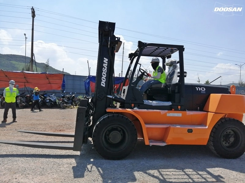 Bàn giao xe nâng tải trọng lớn cho dự án Nhiệt điện Nghi Sơn 2