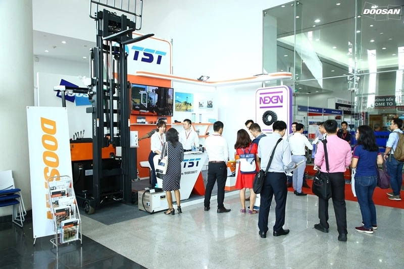 Xe nâng Doosan gây ấn tượng mạnh tại triển lãm VietMat 2019
