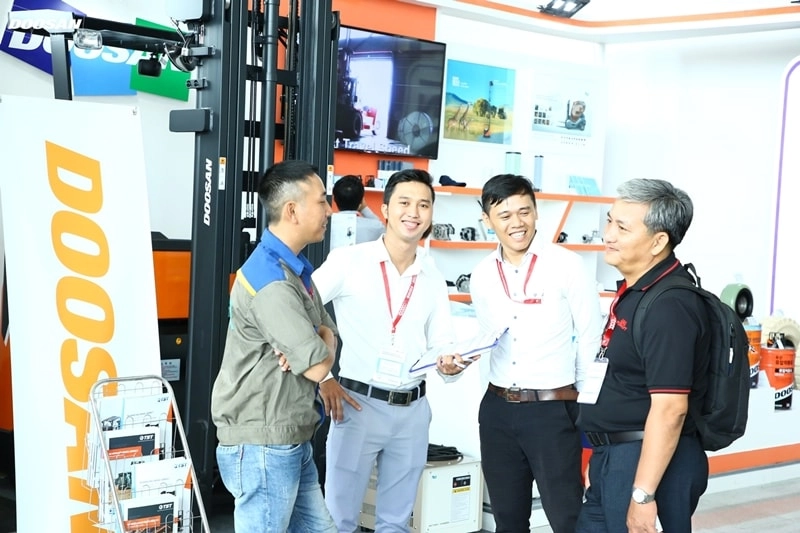 Xe nâng Doosan gây ấn tượng mạnh tại triển lãm VietMat 2019